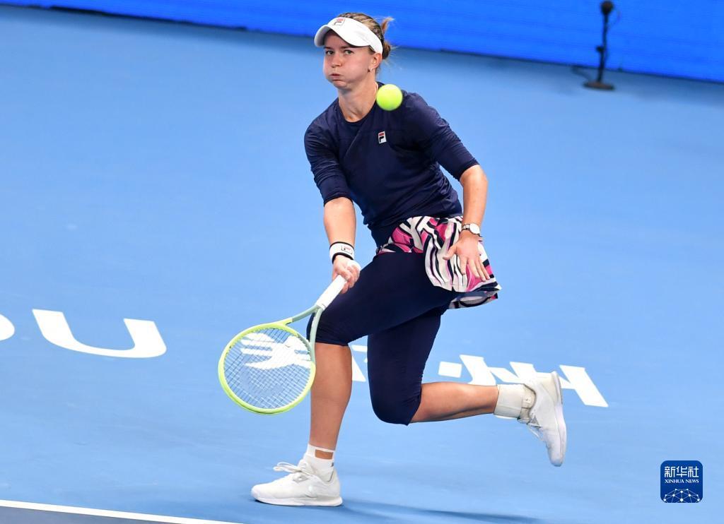 帮助她保持 帮助她保持