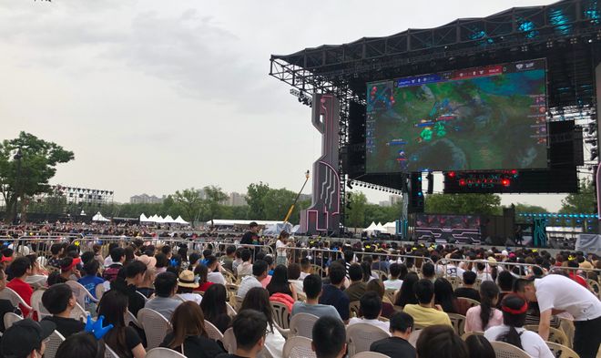 于是人们为 于是人们为